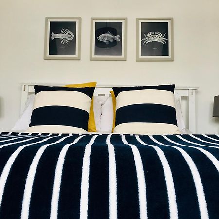 Nancie'S Place - Dartmouth Town Center With Private Parking - A Traditional Georgian Private Duplex Apartment - Beautifully Refurbished - Two Bedrooms, Bathroom, Kitchen And Lounge Diner Extérieur photo