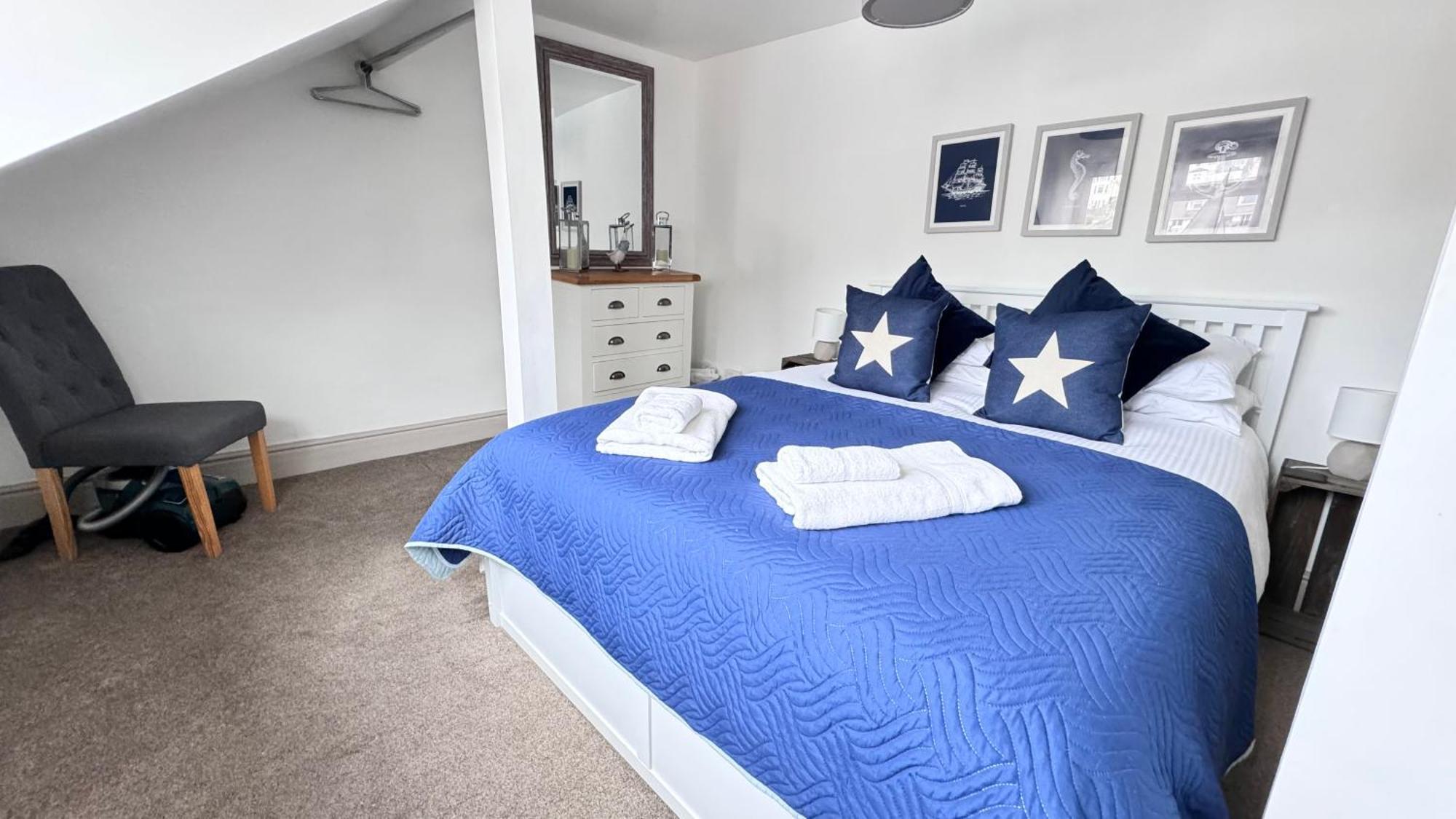 Nancie'S Place - Dartmouth Town Center With Private Parking - A Traditional Georgian Private Duplex Apartment - Beautifully Refurbished - Two Bedrooms, Bathroom, Kitchen And Lounge Diner Extérieur photo