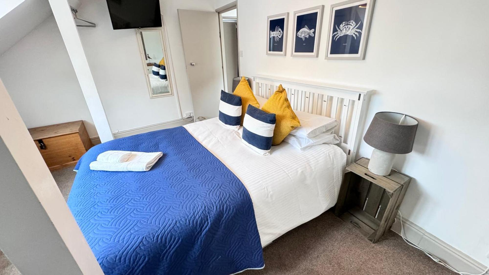 Nancie'S Place - Dartmouth Town Center With Private Parking - A Traditional Georgian Private Duplex Apartment - Beautifully Refurbished - Two Bedrooms, Bathroom, Kitchen And Lounge Diner Extérieur photo