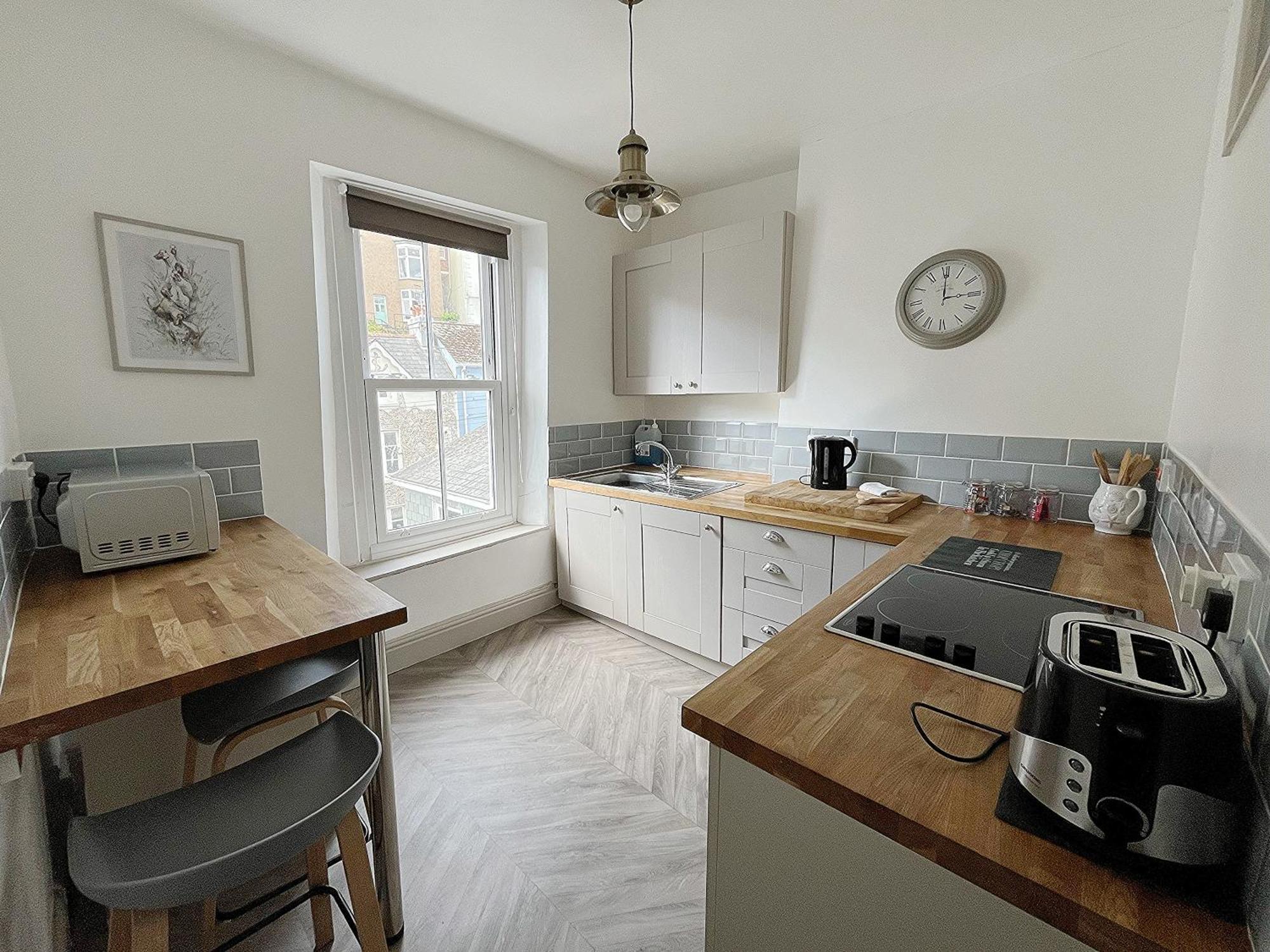 Nancie'S Place - Dartmouth Town Center With Private Parking - A Traditional Georgian Private Duplex Apartment - Beautifully Refurbished - Two Bedrooms, Bathroom, Kitchen And Lounge Diner Extérieur photo