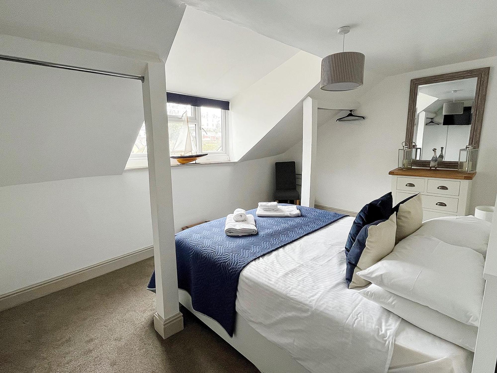 Nancie'S Place - Dartmouth Town Center With Private Parking - A Traditional Georgian Private Duplex Apartment - Beautifully Refurbished - Two Bedrooms, Bathroom, Kitchen And Lounge Diner Extérieur photo