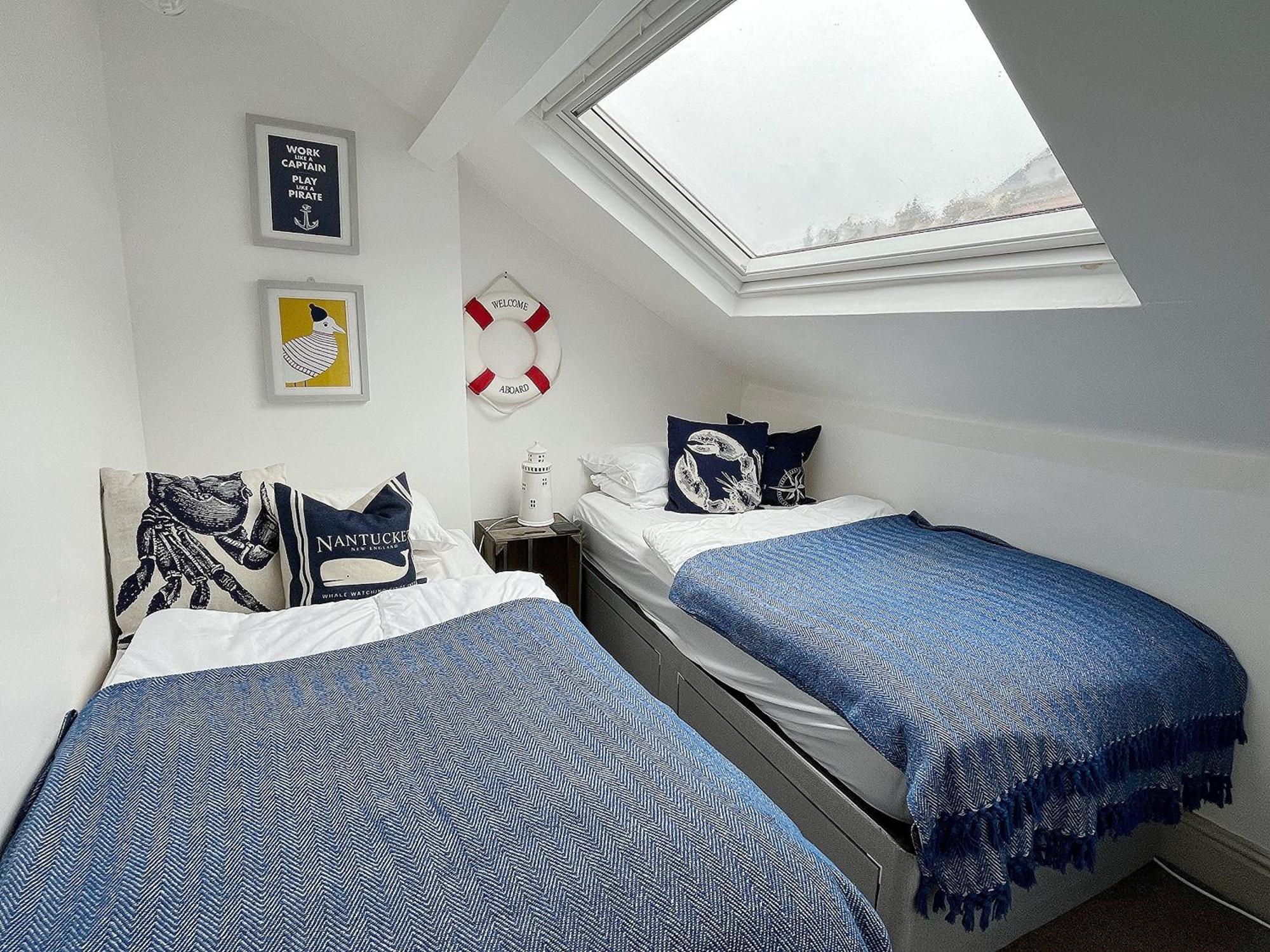 Nancie'S Place - Dartmouth Town Center With Private Parking - A Traditional Georgian Private Duplex Apartment - Beautifully Refurbished - Two Bedrooms, Bathroom, Kitchen And Lounge Diner Extérieur photo