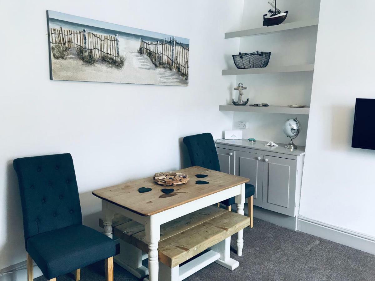 Nancie'S Place - Dartmouth Town Center With Private Parking - A Traditional Georgian Private Duplex Apartment - Beautifully Refurbished - Two Bedrooms, Bathroom, Kitchen And Lounge Diner Extérieur photo