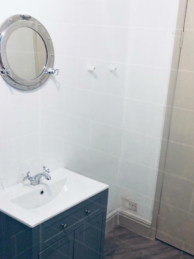 Nancie'S Place - Dartmouth Town Center With Private Parking - A Traditional Georgian Private Duplex Apartment - Beautifully Refurbished - Two Bedrooms, Bathroom, Kitchen And Lounge Diner Extérieur photo